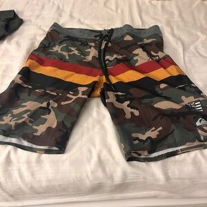 Quicksilver Hawaiian swim shorts sz 32 men’s